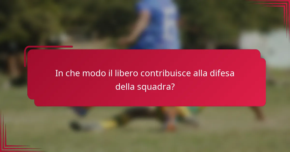 In che modo il libero contribuisce alla difesa della squadra?